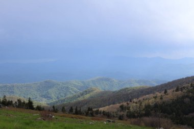 Yoğun ve fırtınalı bir atmosferle kaplı Büyük Dumanlı Dağlar 'ın güzel manzarası.