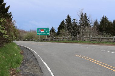 Blue Ridge Dağları 'ndaki Tennessee ve Kuzey Carolina arasındaki eyalet sınırı tabelası.