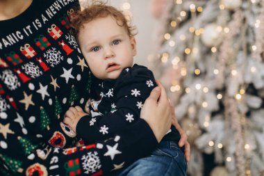 Mutlu anne ve küçük oğlu Noel tatillerinde evde oynuyorlar. Yeni yıl tatili.