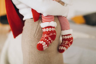 Geleneksel Noel kıyafetleri içinde anne ve çocuğun bir parçası.