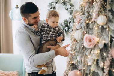 Noel 'i kutlayan oğluyla mutlu baba portresi. Yeni yıl tatili.