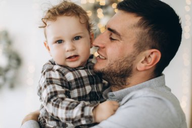 Noel 'i kutlayan oğluyla mutlu baba portresi. Yeni yıl tatili.