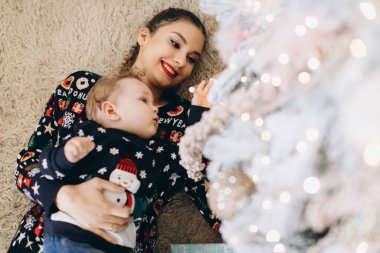 Mutlu anne ve küçük oğlu Noel tatillerinde evde oynuyorlar. Yeni yıl tatili.