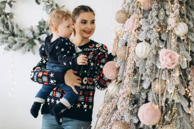 Mutlu anne ve küçük oğlu Noel tatillerinde evde oynuyorlar. Yeni yıl tatili.