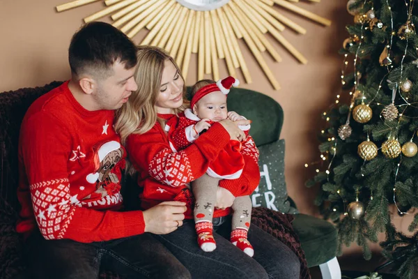 幸せな家族のお母さんお父さんと小さな娘で赤伝統的なクリスマス服一緒に過ごす時間近くクリスマスツリー コピースペース — ストック写真