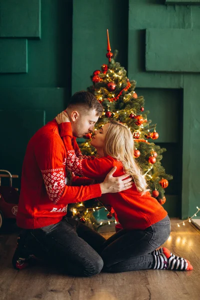 Una Encantadora Pareja Enamorada Suéteres Rojos Tradicionales Navidad Pasan Tiempo —  Fotos de Stock
