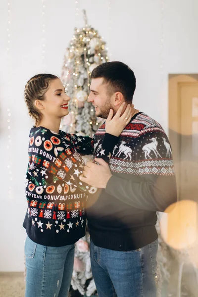 스웨터를 크리스마스 트리를 집에서 장식하고 — 스톡 사진