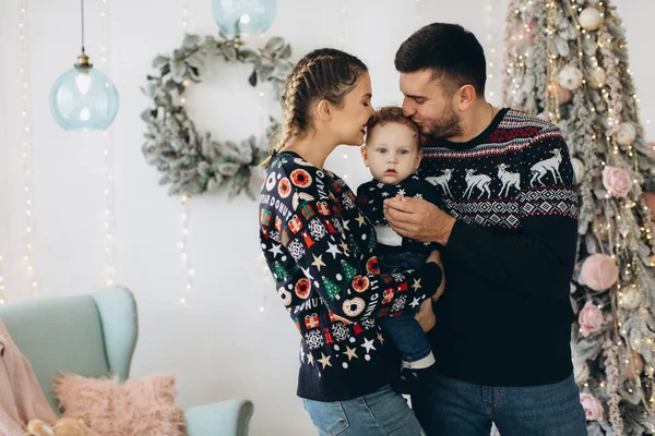 家庭で一緒にクリスマスを祝う父親の母親と小さな巻き毛の息子の幸せな家族の肖像画 大晦日のコンセプト — ストック写真