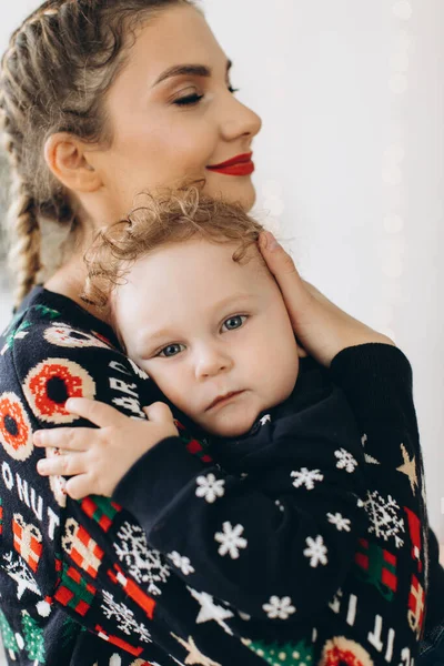 Madre Felice Bambino Piccolo Figlio Giocare Casa Durante Vacanze Natale — Foto Stock