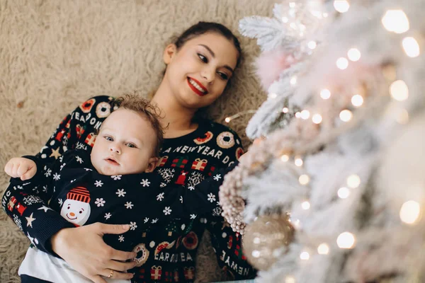 Madre Felice Bambino Piccolo Figlio Giocare Casa Durante Vacanze Natale — Foto Stock