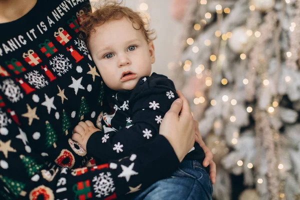 Mutlu Anne Küçük Oğlu Noel Tatillerinde Evde Oynuyorlar Yeni Yıl — Stok fotoğraf