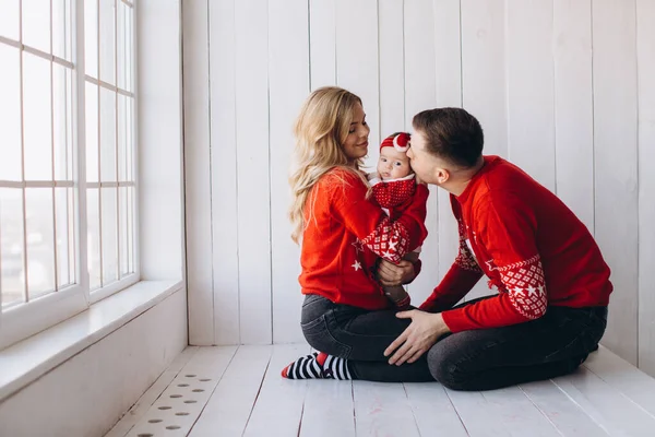 幸せな家族の母と小さな娘の肖像画で赤い伝統的なクリスマス服窓の近くの光の木製の部屋で一緒に時間を過ごす スペースをコピー — ストック写真