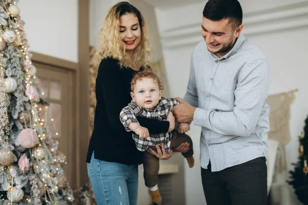 Retrato Familia Feliz Padre Madre Pequeño Hijo Rizado Celebrando Navidad —  Fotos de Stock