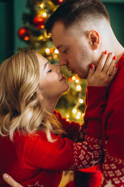 Charmant Couple Amoureux Pull Rouge Noël Traditionnel Passe Temps Près — Photo