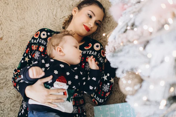 クリスマス休暇で家で遊んでいる幸せな母親と赤ちゃんの小さな息子 年末年始 — ストック写真