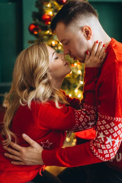 Ein Charmantes Verliebtes Paar Traditionellen Roten Weihnachtspullis Verbringt Zeit Weihnachtsbaum — Stockfoto