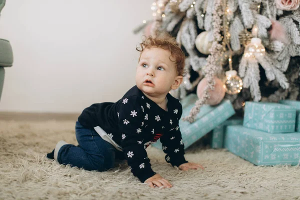Geleneksel Noel Süveteri Giyen Kıvırcık Bir Çocuk Noel Ağacının Yanında — Stok fotoğraf