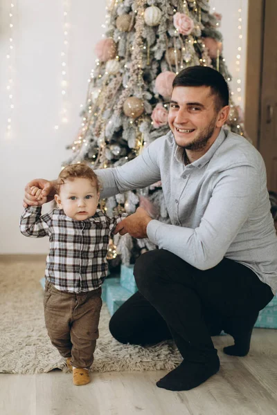 Noel Kutlayan Oğluyla Mutlu Baba Portresi Yeni Yıl Tatili — Stok fotoğraf