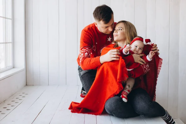 幸せな家族の母と小さな娘の肖像画で赤い伝統的なクリスマス服窓の近くの光の木製の部屋で一緒に時間を過ごす スペースをコピー — ストック写真