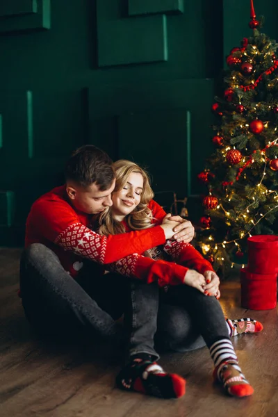 Urocza Para Zakochana Tradycyjnych Świątecznych Czerwonych Swetrach Spędza Czas Blisko — Zdjęcie stockowe