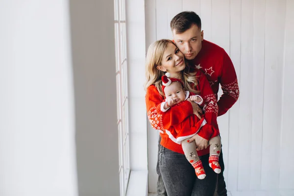 Glückliche Familie Mama Papa Und Kleine Tochter Roten Traditionellen Weihnachtskostüm — Stockfoto