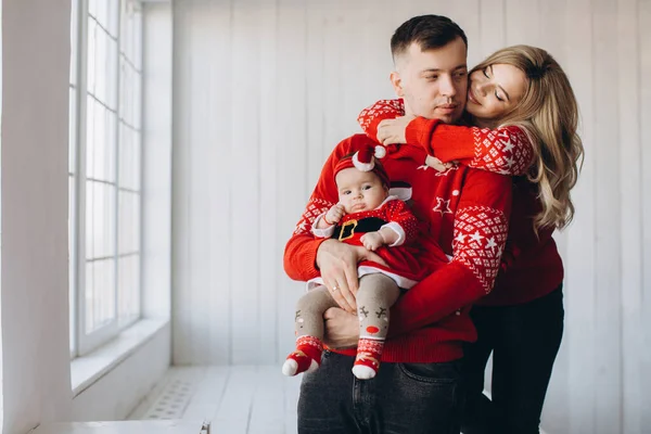 Portret Van Een Gelukkige Familie Moeder Vader Dochtertje Rode Traditionele — Stockfoto