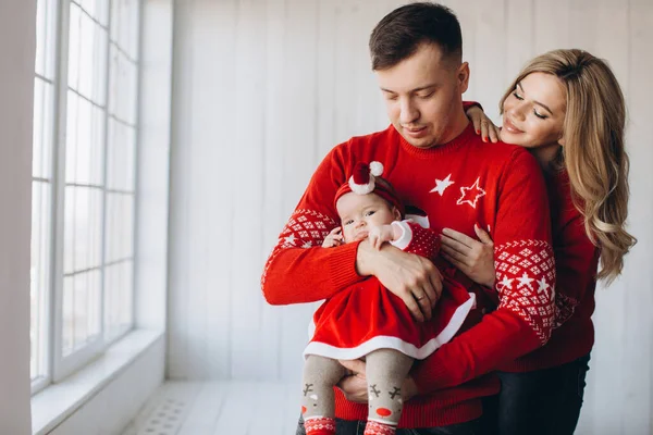 Mutlu Aile Portresi Anne Baba Küçük Kız Kırmızı Geleneksel Noel — Stok fotoğraf