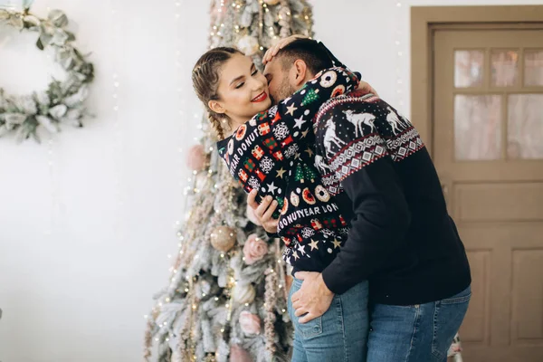Glückliches Paar Traditionellem Pullover Schmückt Gemeinsam Weihnachtsbaum Hause — Stockfoto