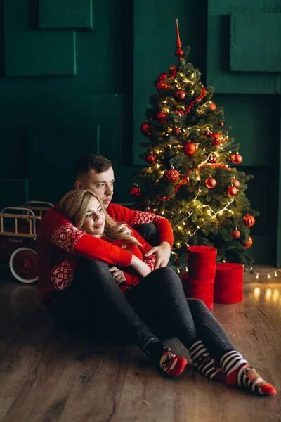 Una Encantadora Pareja Enamorada Suéteres Rojos Tradicionales Navidad Pasan Tiempo —  Fotos de Stock