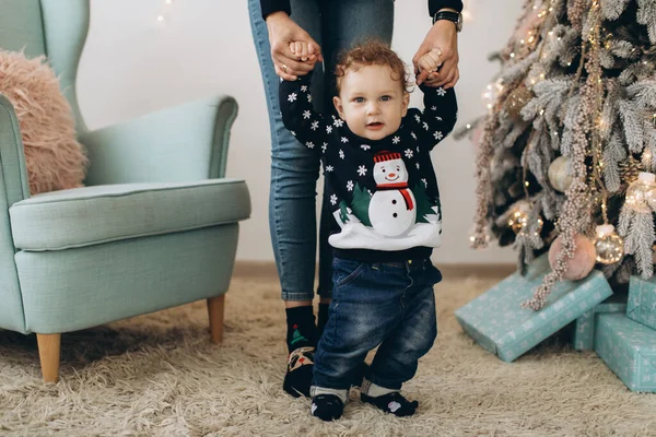 Feliz Madre Hijo Pequeño Jugando Casa Las Vacaciones Navidad Las —  Fotos de Stock