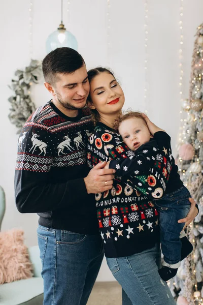 母亲和小卷曲儿子的幸福家庭在家里庆祝圣诞节的肖像 除夕的概念 — 图库照片