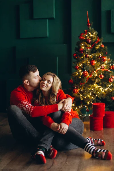 Ett Charmigt Par Förälskade Traditionella Julröda Tröjor Tillbringar Tid Nära — Stockfoto