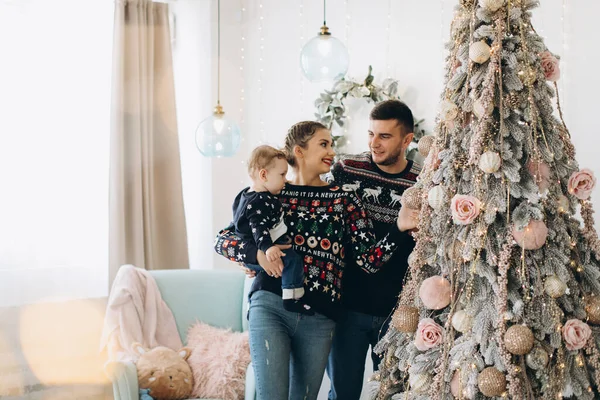 Anne Babanın Mutlu Aile Portresi Evde Birlikte Noel Kutlayan Kıvırcık — Stok fotoğraf