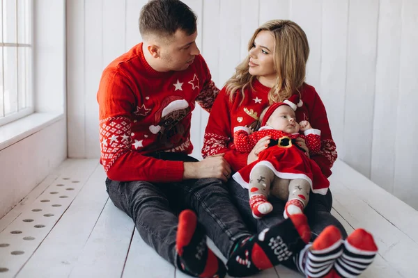Mutlu Aile Portresi Anne Baba Küçük Kız Kırmızı Geleneksel Noel — Stok fotoğraf
