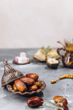 Ramazan masası, geleneksel yemeklerin arka planında kurutulmuş meyve, taze kestane ağacı, çay..