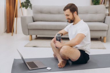 Karantinada sakin olun. Millennial elemanı antrenörle internetten laptopla meditasyon yapıyor. Boş alan.