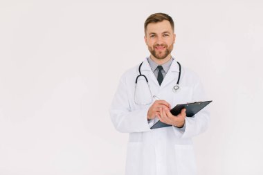 Beyaz arkaplanı olan bir çocuk doktoru.