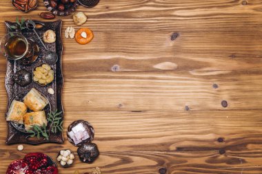 Ramazan masası manzarası. Geleneksel Arap yemekleri, çay ve yemek takımları