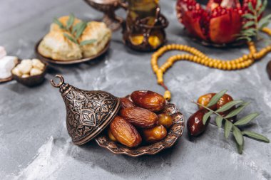 Geleneksel baklava ve kurutulmuş tarihler masada çay ile.