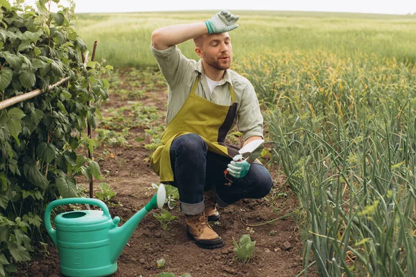 Muž Farmář Pracuje Zahradě Ukazuje Únavu — Stock fotografie