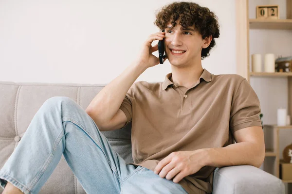 Cabelo Encaracolado Atraente Jovem Estudante Sexo Masculino Falando Por Telefone — Fotografia de Stock