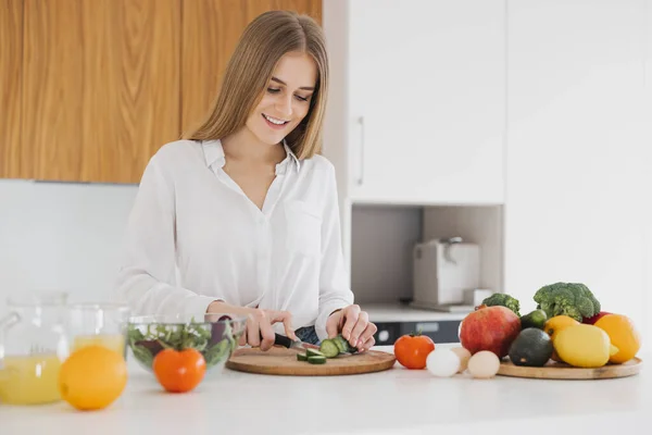 Uma Mulher Loira Bonito Está Preparando Uma Salada Cozinha — Fotografia de Stock