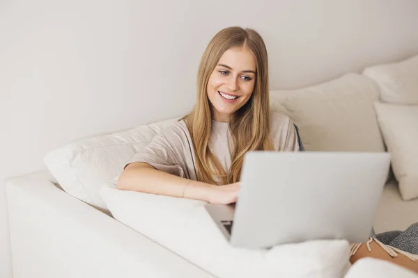 Mulher Loira Bonita Pijama Sentado Sofá Trabalhando Laptop Conceito Trabalhar — Fotografia de Stock