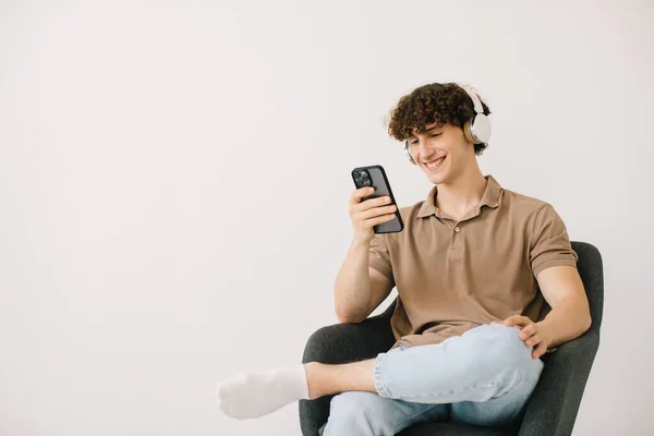 Aantrekkelijke Jongeman Die Laptop Gebruikt Koptelefoon Draagt Terwijl Hij Een — Stockfoto