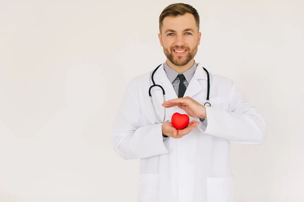 Den Glada Manliga Kardiolog Läkare Som Håller Hjärtat Vit Bakgrund — Stockfoto