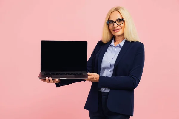 Atraktivní Obchodní Žena Středního Věku Brýlích Drží Notebook Ukazuje Obrazovku — Stock fotografie