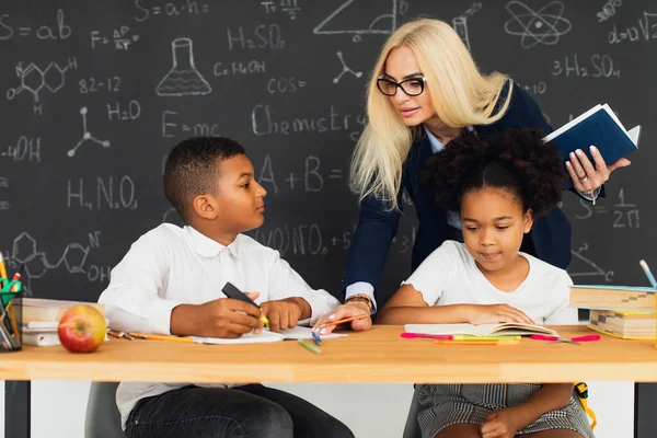 Kvinnlig Lärare Hjälper Skolbarn Att Lösa Problem Skolan Internationellt Team — Stockfoto