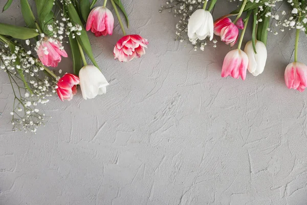 Tulipas Rosa Branco Gypsophila Flores Buquê Fundo Pedra Cinza Elegante — Fotografia de Stock