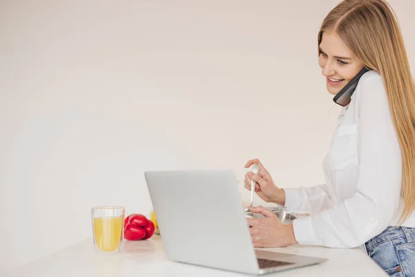 Femeie Blondă Fericită Zâmbitoare Vorbind Telefon Căutând Rețetă Internet Laptop — Fotografie, imagine de stoc