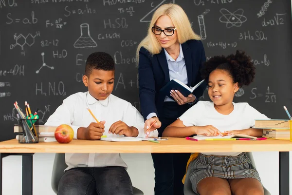 Kvinnlig Lärare Hjälper Skolbarn Att Lösa Problem Skolan Internationellt Team — Stockfoto